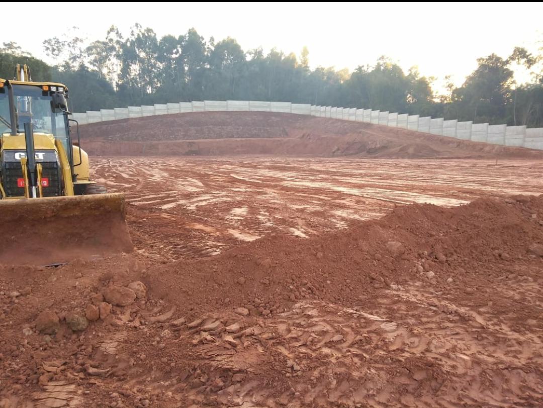 Terraplanagem e nivelamento de grande área