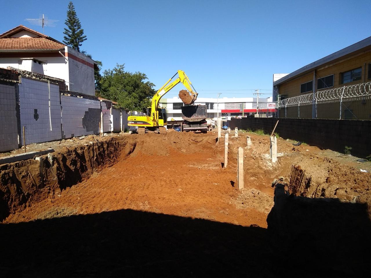Movimentação de terra em obra industrial
